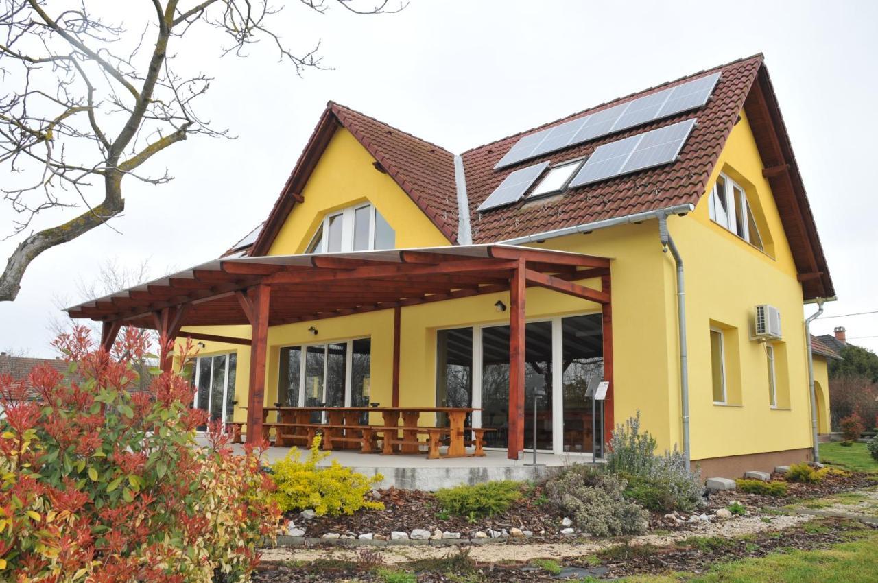 Casa Napsugar Panzio Bed & Breakfast Apostag ภายนอก รูปภาพ
