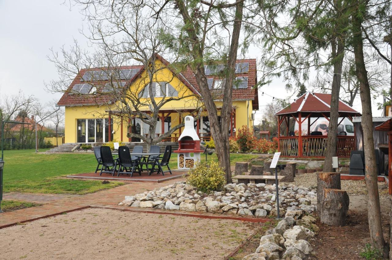 Casa Napsugar Panzio Bed & Breakfast Apostag ภายนอก รูปภาพ