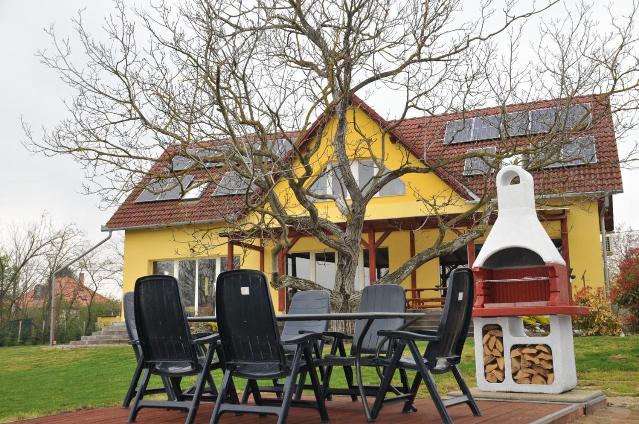 Casa Napsugar Panzio Bed & Breakfast Apostag ภายนอก รูปภาพ