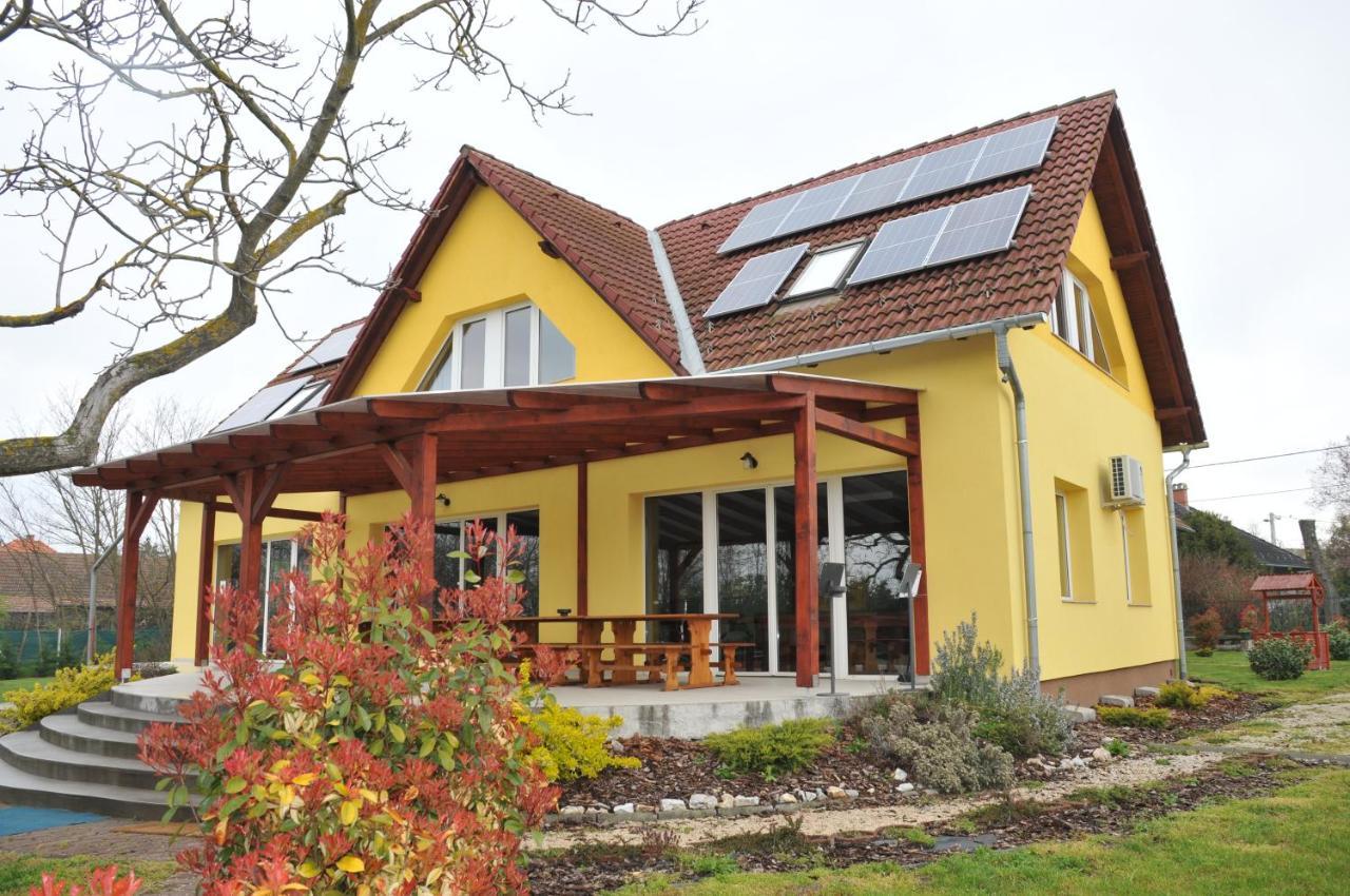 Casa Napsugar Panzio Bed & Breakfast Apostag ภายนอก รูปภาพ